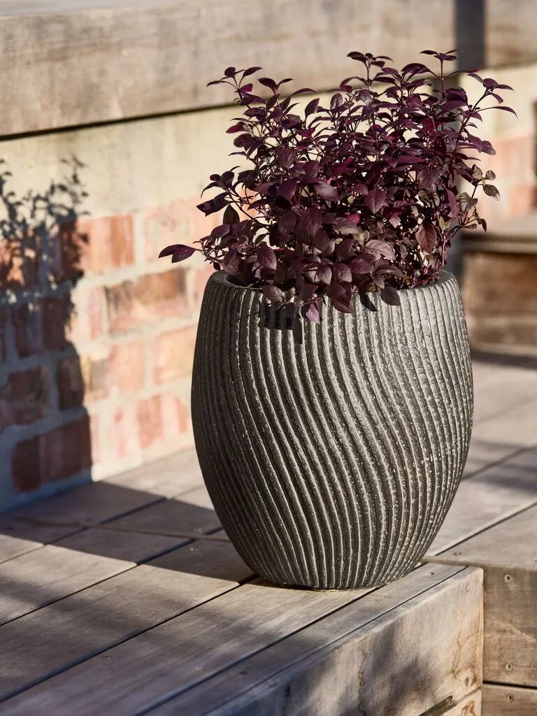 Le bac à fleurs stratégique pour métamorphoser un simple balcon