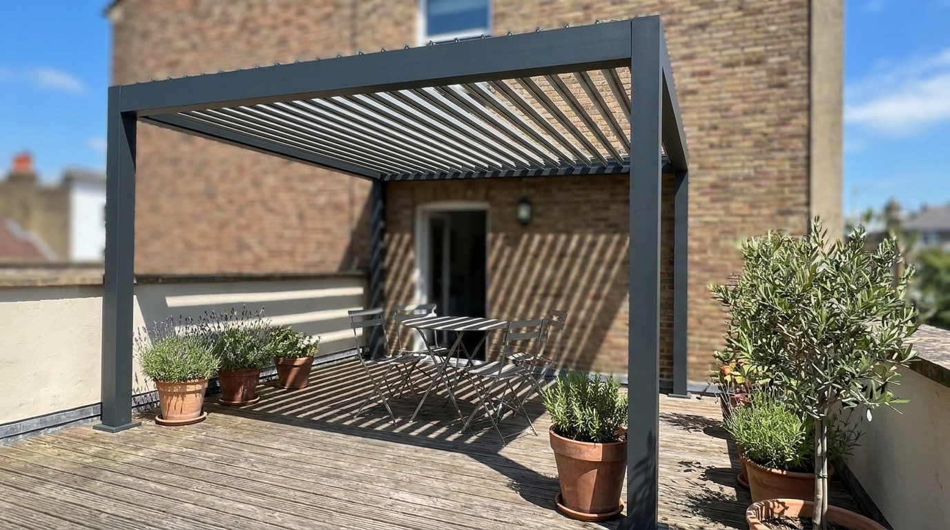 C’est fini pour la pergola en toile : en 2026, cette structure orientable s’installe même sur les plus petites terrasses